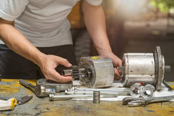 Professional Mechanic Man Inspection Hydraulic Gear Pump Wheel Loader Workshop — Stock Photo, Image