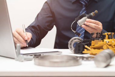 İş günü için profesyonel mühendis solenoid kapakçığı ve yazma raporları; bakım ağır makineleri konsepti