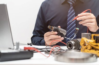 Ofiste çalışırken kullanılacak profesyonel mühendis solenoid kapakçığı, bakım ağır makine konsepti