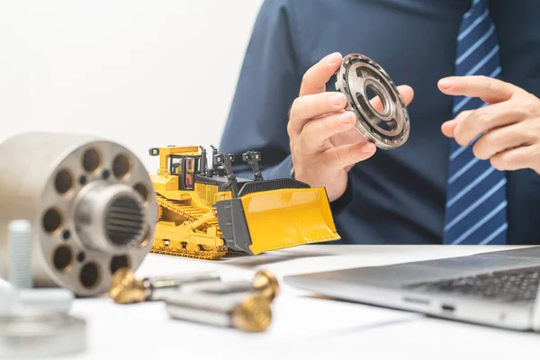 Ingeniero Mecánico Profesional Inspeccionando Placa Válvula Bomba Pistón Hidráulico Informes — Foto de Stock