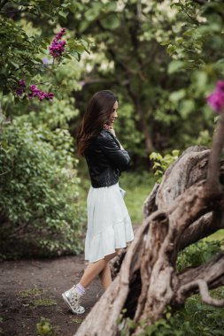 Parktaki güzel genç kadın.