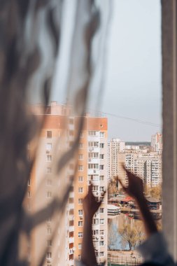 Diğer binaların penceresinden güzel manzara