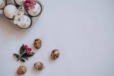 Beyaz çiçekli şirin paskalya yumurtaları