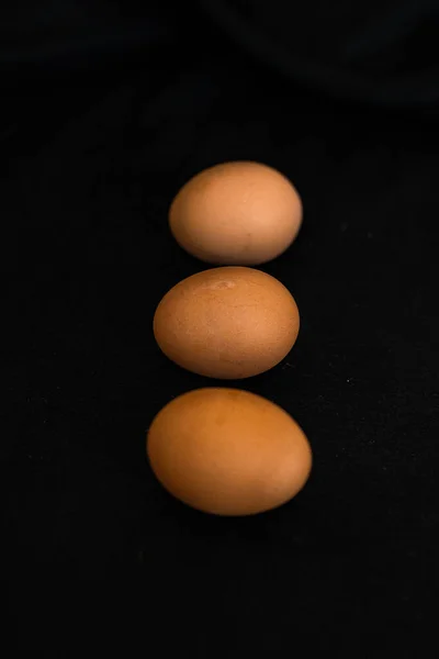 Hühnereier Auf Einem Schwarzen Tisch — Stockfoto