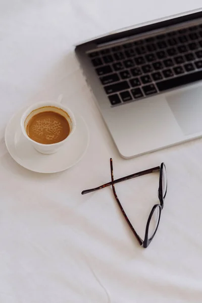 Tasse Kaffee Laptop Und Brille — Stockfoto