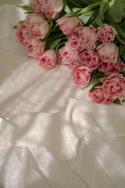 Hafif arkaplanda bir demet lale çiçeği