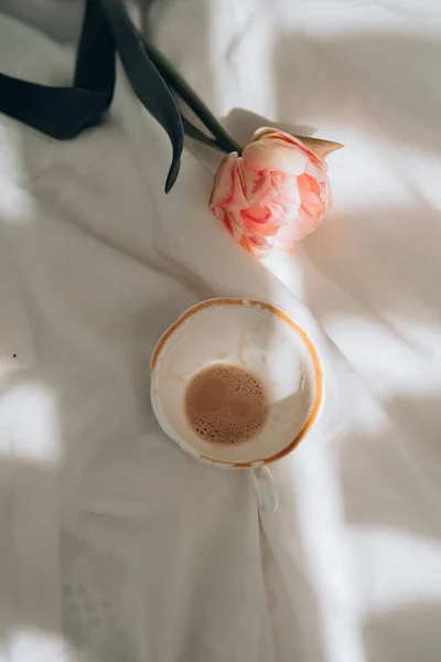Cappuccino Filiżance Świeży Kwiat — Zdjęcie stockowe