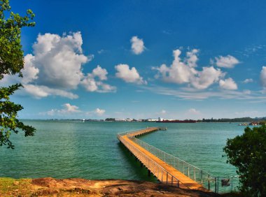 Singapur 'un Pulau Ubin adasındaki Chek Jawa' daki Ziyaretçi Merkezi 'nin yakınındaki bir sahil yolu..