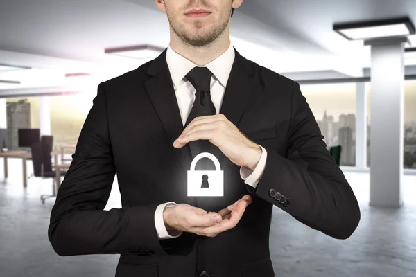 Zakenman beschermen wolk vergrendelingssymbool met handen — Stockfoto