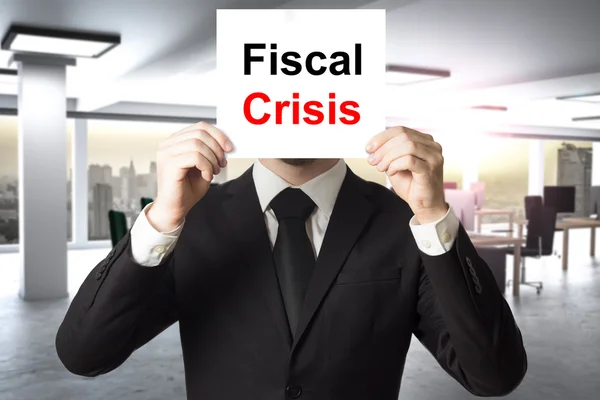Empresário escondendo rosto atrás sinal crise fiscal — Fotografia de Stock