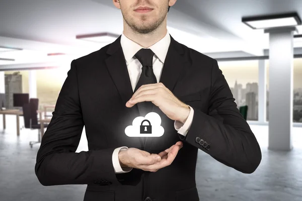 Uomo d'affari proteggere cloud lock simbolo con le mani — Foto Stock