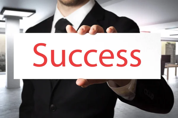 Biznesmen wyświetlone znak sukcesu — Zdjęcie stockowe