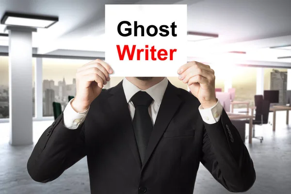 Geschäftsmann versteckt Gesicht hinter Schild-Ghostwriter — Stockfoto