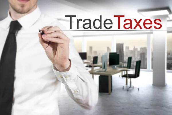 Бизнесмен, пишущий торговые налоги в воздухе — стоковое фото