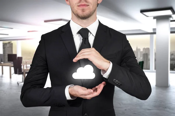 Hombre de negocios proteger la oficina de símbolos de nube — Foto de Stock