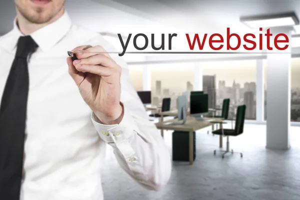Affärsman i modern det kontor skriva din webbplats — Stockfoto