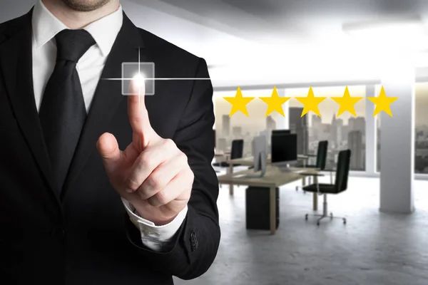 Homem de negócios em terno botão cinco estrelas classificação — Fotografia de Stock