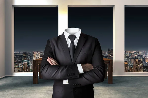 Hombre de negocios sin cabeza con brazos cruzados en la oficina urbana moderna —  Fotos de Stock