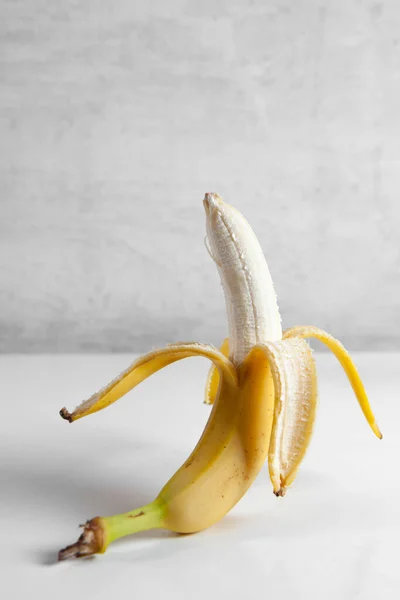 sarı muz ve beyaz arkaplan