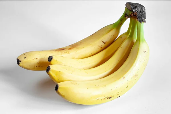 sarı muzlar ve beyaz arkaplan