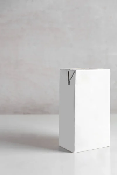 Masanın üzerinde beyaz süt kutusu