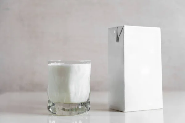 Beyaz bir masada tavuk yumurtası.