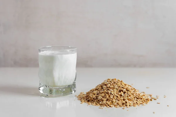 Beyaz bir masada tavuk yumurtası.