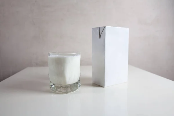 Beyaz bir masada tavuk yumurtası.