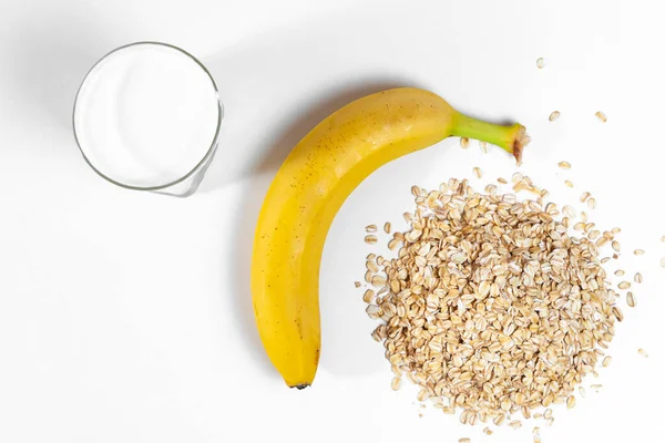 süt, yulaf ezmesi ve muz