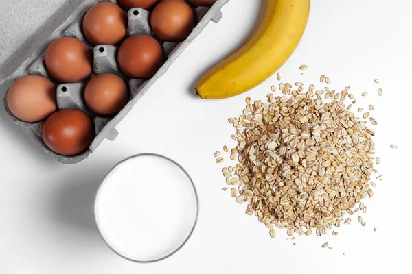 Beyaz bir masada tavuk yumurtası.