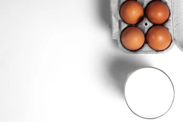 Beyaz bir masada tavuk yumurtası.