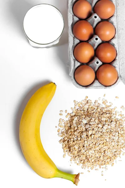 Beyaz bir masada tavuk yumurtası.