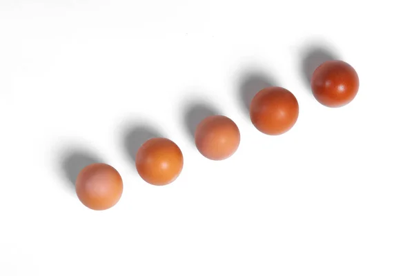 Beyaz bir masada tavuk yumurtası.