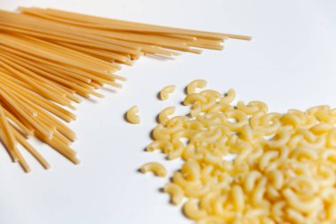 Masaya saçılmış makarna ve spagetti.