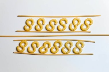 Masaya saçılmış makarna ve spagetti.