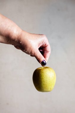 Gri arkaplanda yeşil elma