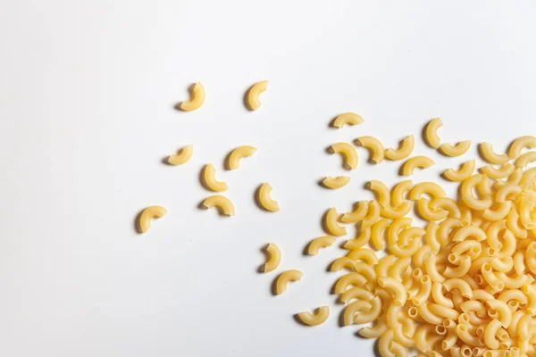 Masaya saçılmış makarna.