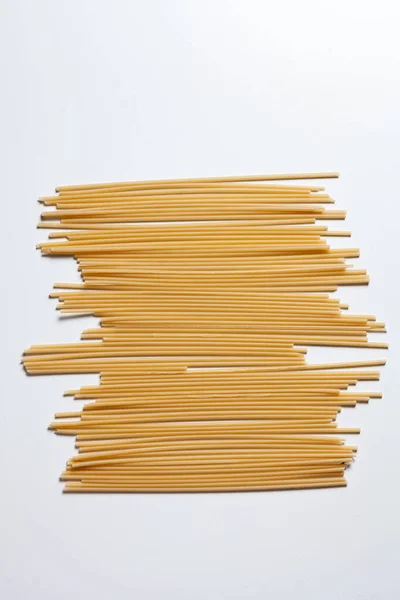 Espaguetis Secos Sobre Mesa —  Fotos de Stock