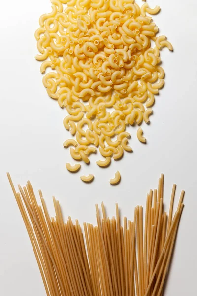 Masaya saçılmış makarna ve spagetti.