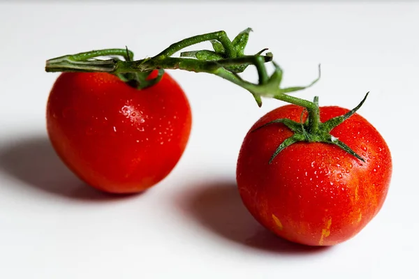 Beyaz masadaki kırmızı domatesler.