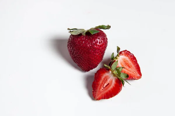 Beyaz bir masada kırmızı çilekler