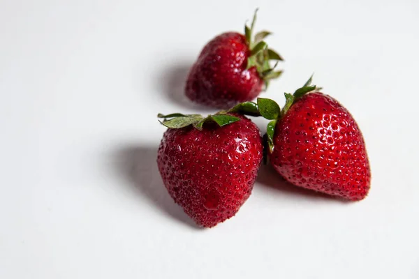 Beyaz bir masada kırmızı çilekler