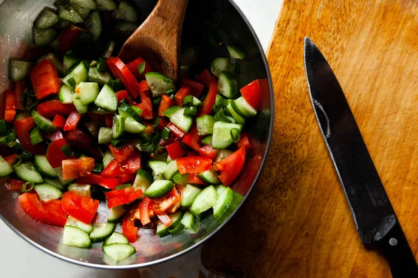 Demir maskeli sebze salatası.