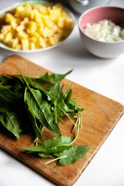 Beyaz bir masanın üzerindeki kesme tahtasındaki kızkuşu.