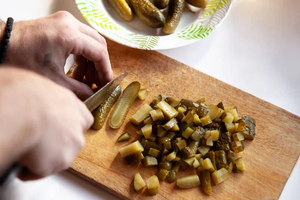 Beyaz bir masada dilimlenmiş turşu.