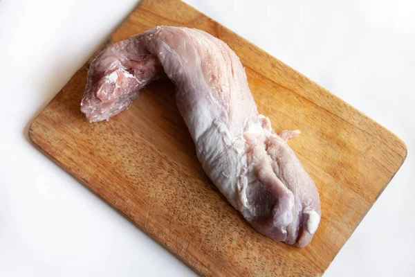 Tahtada beyaz bir masada sığır eti