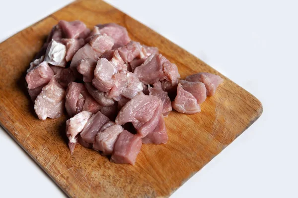 Tahtada beyaz bir masada sığır eti