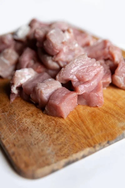 Tahtada beyaz bir masada sığır eti