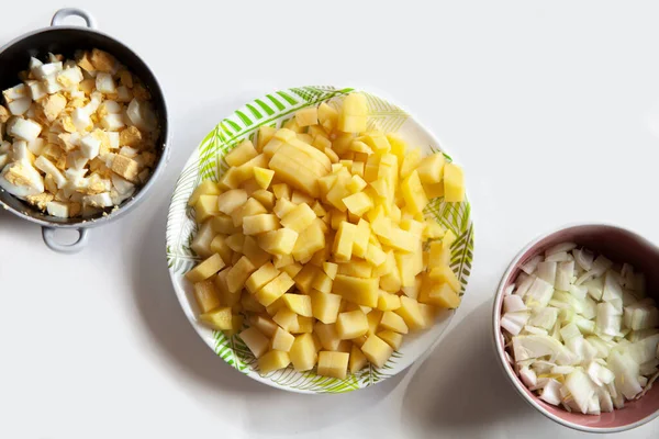 Kesme tahtasında patates doğrama