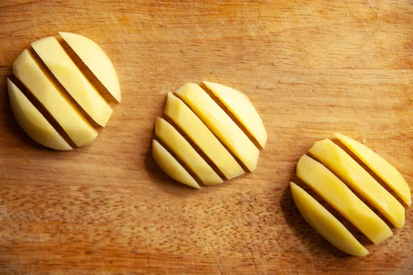 Kesme tahtasında patates doğrama